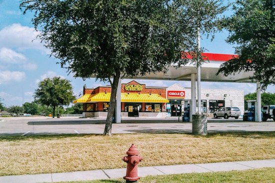 Fort Worth Golden Chick Reopens Under Corporate Control, Rangers Legend Kinsler Stops By