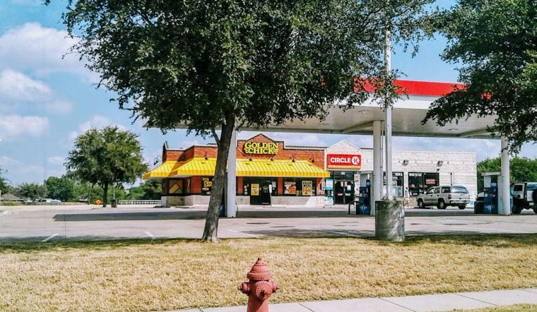 Fort Worth Golden Chick Reopens Under Corporate Control, Rangers Legend Kinsler Stops By