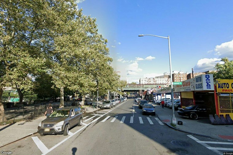 Gunman Robs Man Sitting on Mount Eden Bench, Flees on Two-Wheeler