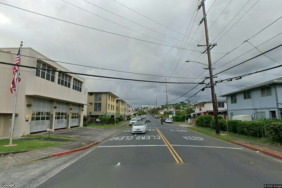 Helmetless Moped Rider, 62, Critically Hurt in Liliha Crash Near Bakery