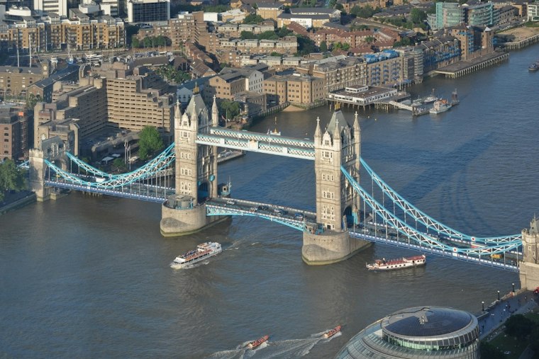 Houston Fan Proposes at London's Tower Bridge as Toro, Texans Faithful Cheer