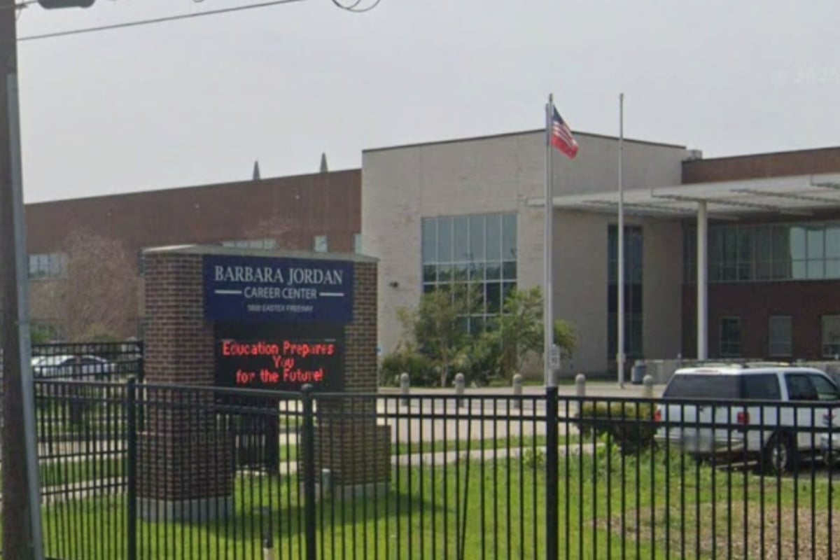 hoodline.com - Alyssa Ford - Houston ISD Students Open Auto Shop at Barbara Jordan Center