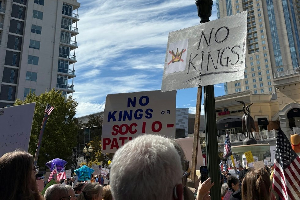 Hundreds Gather at Ocean Beach for No Kings Human Banner