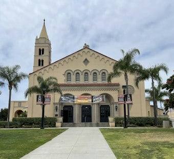 Huntington Beach Student Actors Tackle 230 Costumes for Massive ‘Phantom’ Run