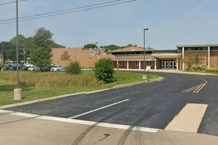 Illinois District Ditches One-to-One Chromebooks, Students Pick Up Pencils Again