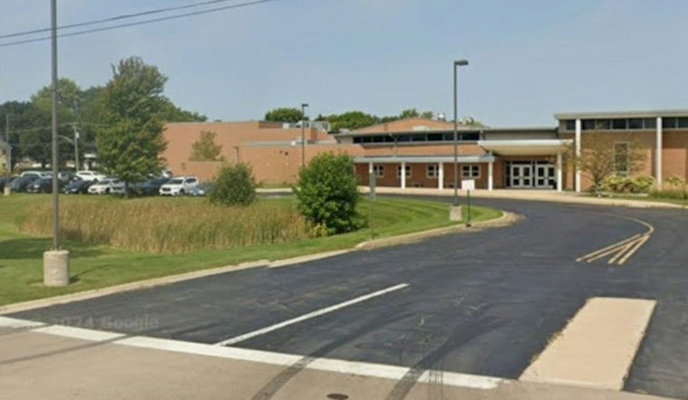 Illinois District Ditches One-to-One Chromebooks, Students Pick Up Pencils Again