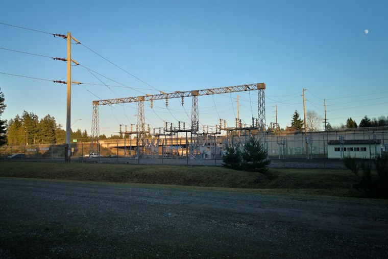 Kirkland Power Outage Strands 2,300 Customers as PSE Delays Restoration Estimate