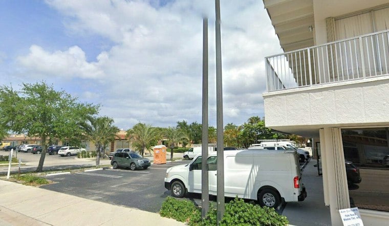 Lake Worth Man Flashes Fake ICE, FBI Badges at West Palm Beach Little Caesars
