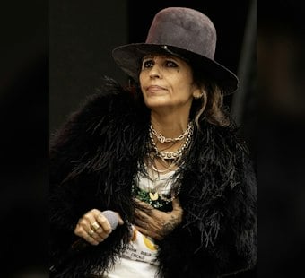 Linda Perry Surprises 100-Plus Fans With Pop-Up Show At Raleigh Bookshop