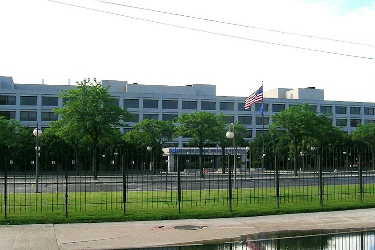 Man Shot Dead in Sterling Heights Yard, Police Say No Threat to Public