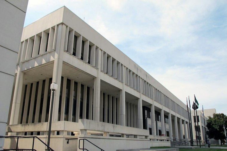 Man Slashes Own Neck With Hidden Glass Shard Inside Lincoln Courthouse