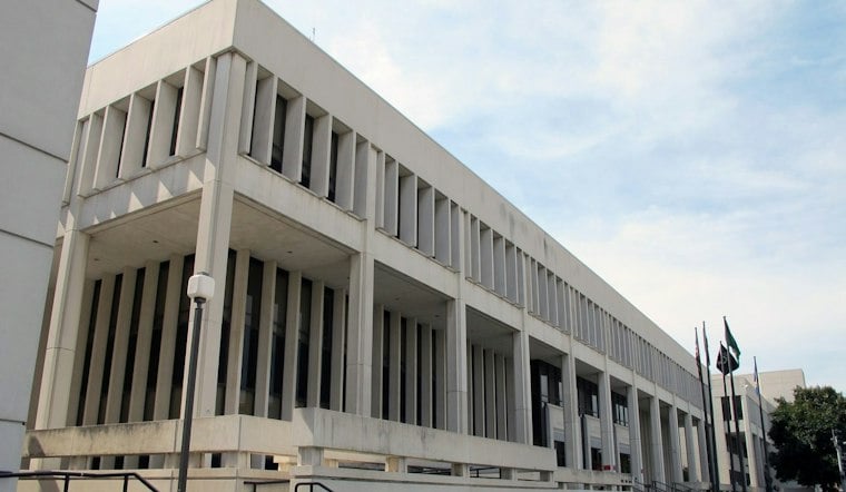 Man Slashes Own Neck With Hidden Glass Shard Inside Lincoln Courthouse