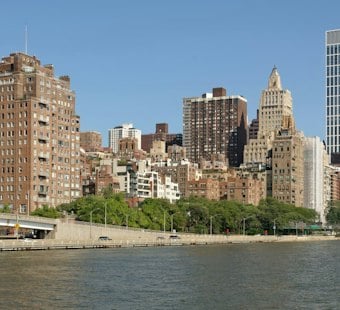 Manhattan Listings Vanish 10.7% as Deals Climb and Prices Hit Record $1.25M