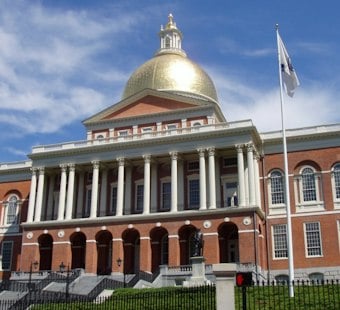Massachusetts Bill Targets Drivers Who Livestream Behind the Wheel