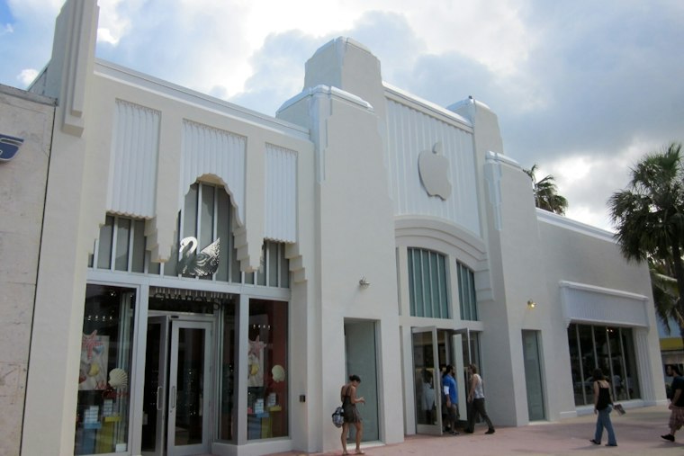 Miami Beach Shoppers Camp Out on Lincoln Road for $1,999 Foldable iPhone
