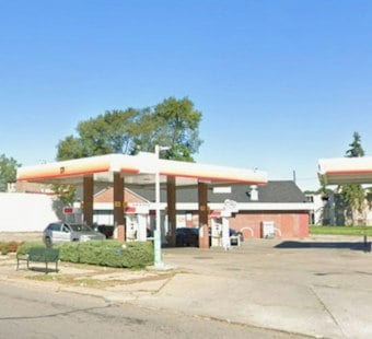 Kristi Rogers Hands Out $10 Gas Cards at Detroit Station Amid Price Fury