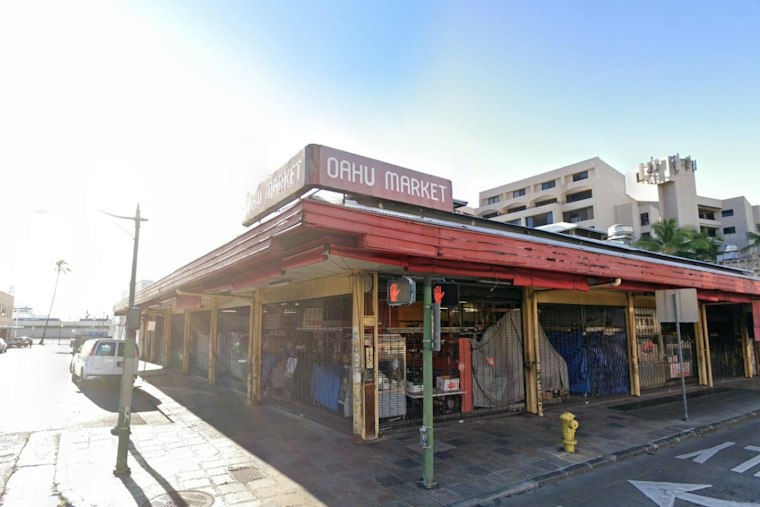New Chinatown Stall Saap Rai Hides a 200-Pound Sausage Secret Behind O'ahu Market's Butchers