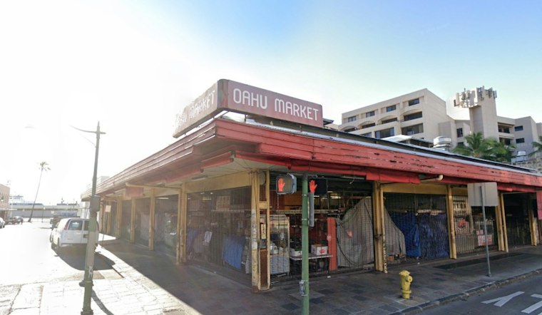 New Chinatown Stall Saap Rai Hides a 200-Pound Sausage Secret Behind O'ahu Market's Butchers