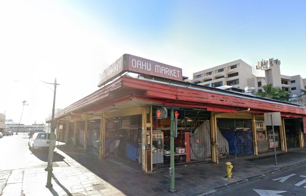 New Chinatown Stall Saap Rai Hides a 200-Pound Sausage Secret Behind O'ahu Market's Butchers