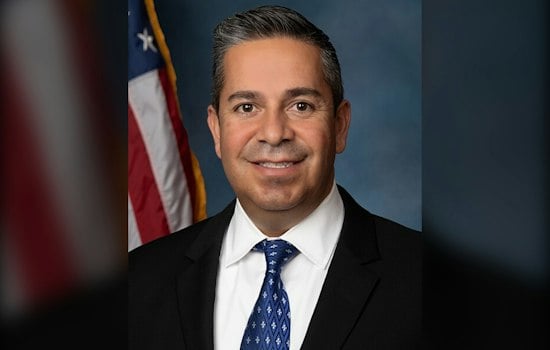 New Mexico Courts 2028 Democratic Hopefuls With Pig Roast and Primary Pitch