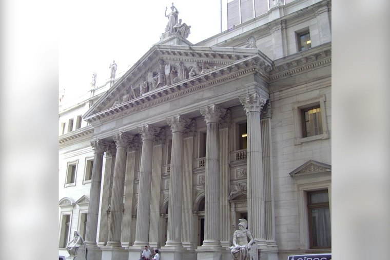New York Lawyer Kelly McCollum Suspended as Three Clients Say Fees Vanished
