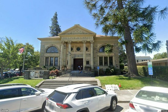 Petaluma Museum Revives Houdini Séance for Escape Artist's 100th Death Anniversary