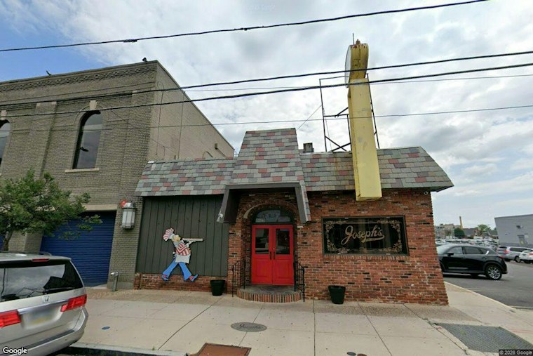 Philly Pizzeria Sparks Bomb Scare at Dave Portnoy's Home, Then Scores 8.1