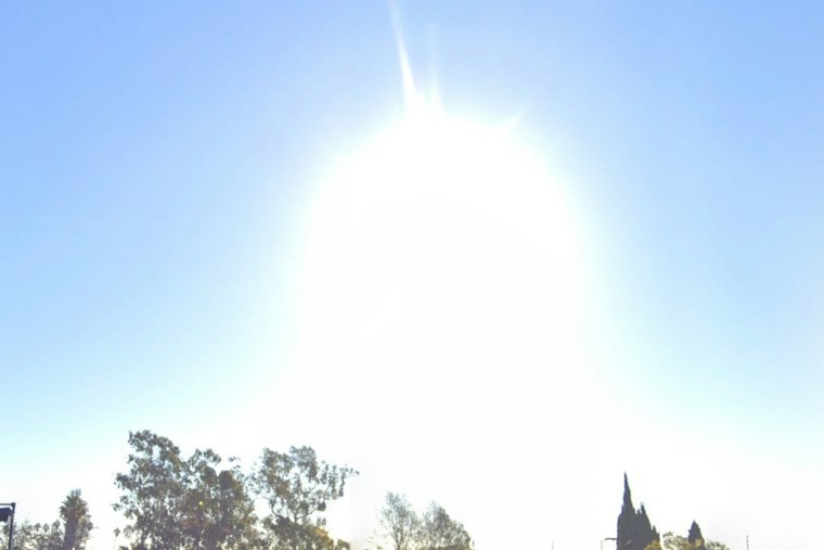 Quiet Friday, Then Sizzle: Downtown Los Angeles Heads Toward a Sunny, 80-Degree Weekend
