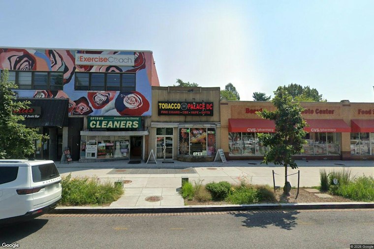 Reader Reports Five Cops Outside Tobacco Palace as Closure Notice Appears
