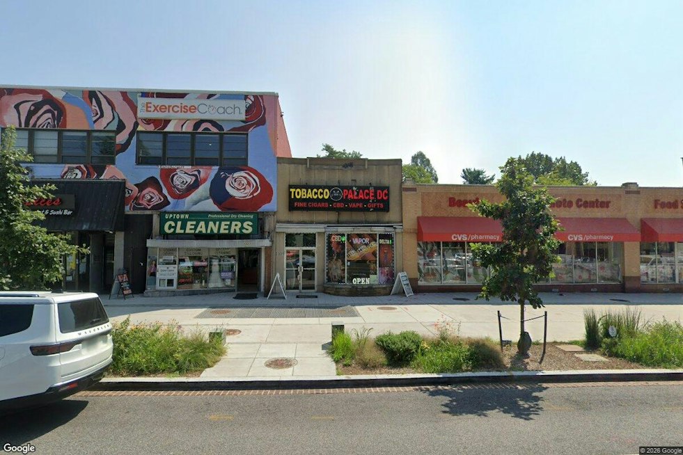 Reader Reports Five Cops Outside Tobacco Palace as Closure Notice Appears