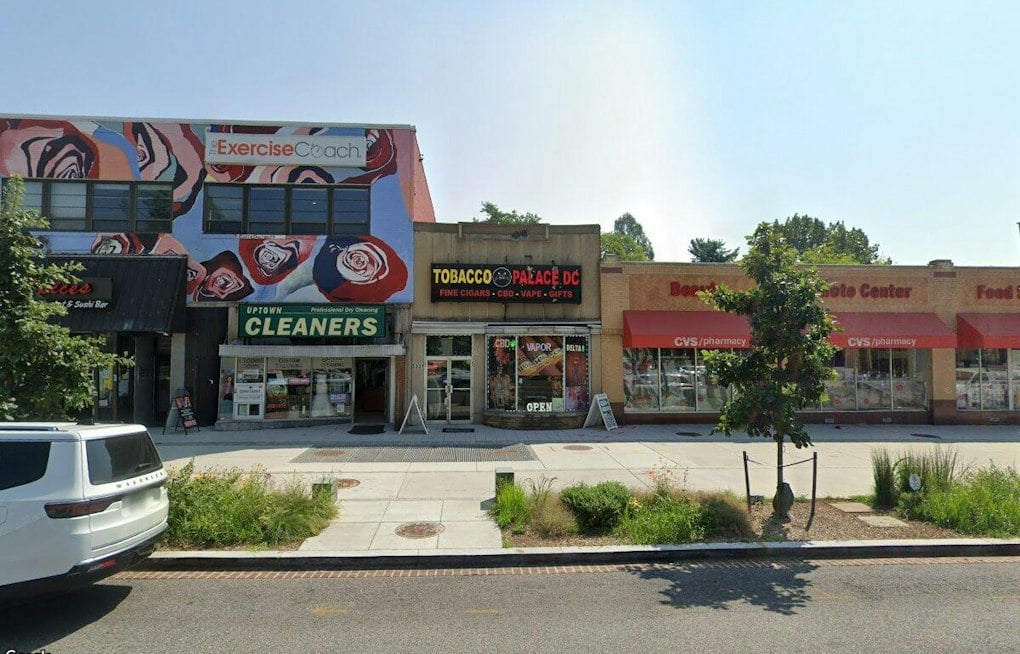 Reader Reports Five Cops Outside Tobacco Palace as Closure Notice Appears