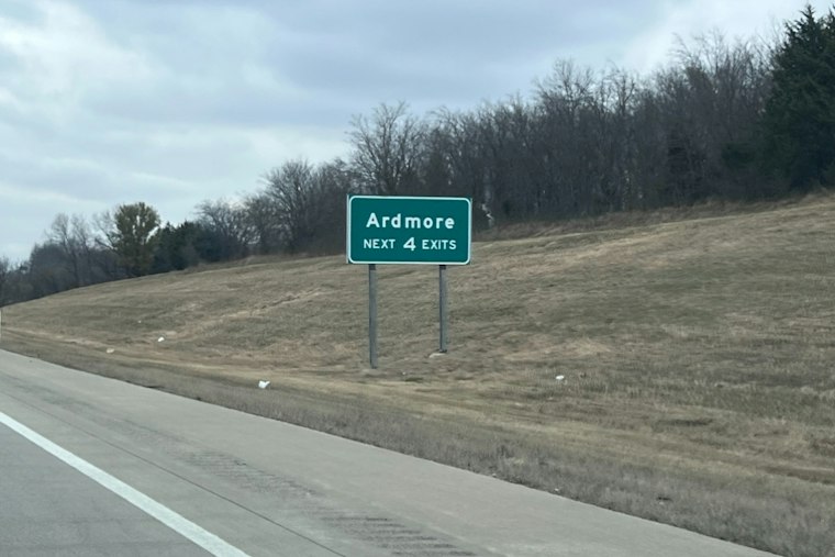 Semi Crosses I-35 Median Near Ardmore, Texas Family Barely Escapes on Camera