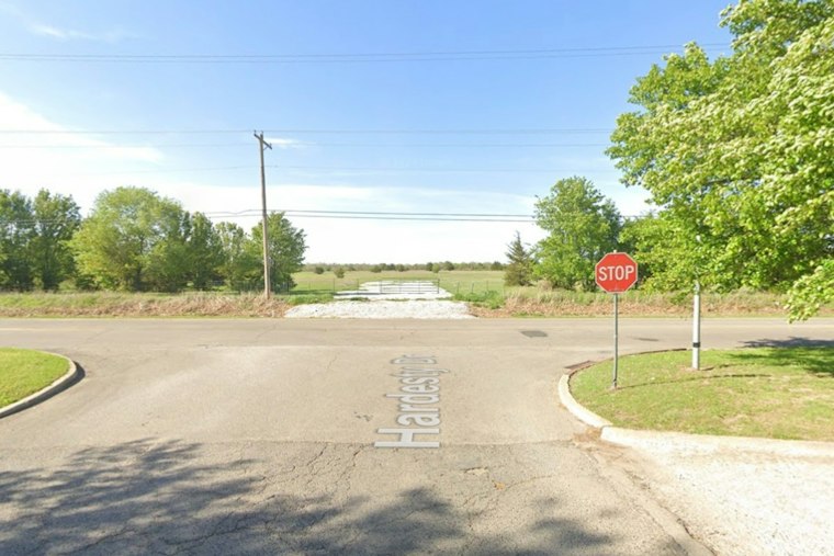 Shawnee Hit-And-Run Driver Sought After Pedestrian Struck, Police Seek White Jeep Cherokee