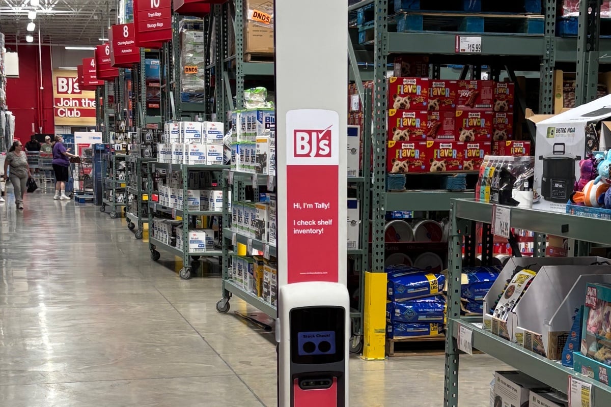 hoodline.com - Juliette Kessler - Tally Robot Patrols L.A. Ralphs Grocery Store Aisles