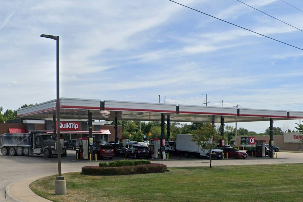 Spanish Lake Gas Station Attack: Women Stomp Off-Duty Cop, Grab for His Gun