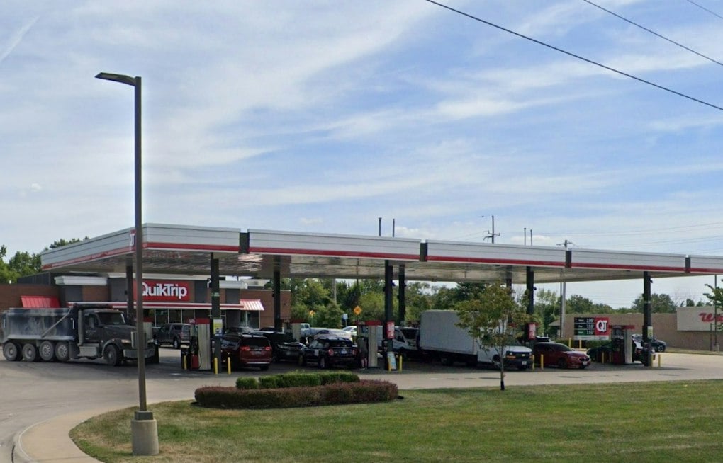 Spanish Lake Gas Station Attack: Women Stomp Off-Duty Cop, Grab for His Gun