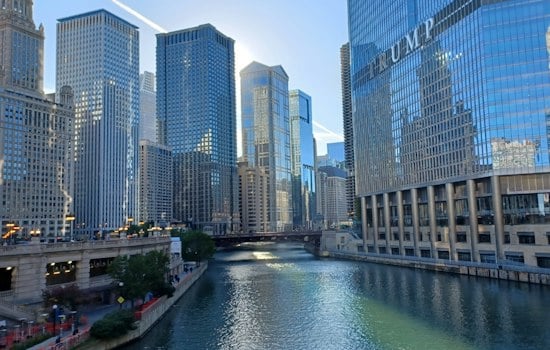 Struggling Swimmer Pulled From Chicago River Near LaSalle Street, Rushed to Hospital