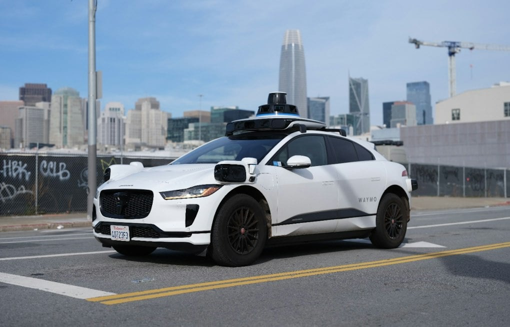 Tampa Waymo Drives Into Oncoming Bucs Traffic, Riders Flee in Fear