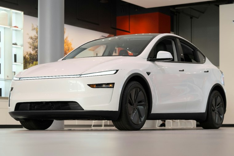 Tesla Pushes Self-Driving Cars to 2027, but Only Inside Robotaxi Zones