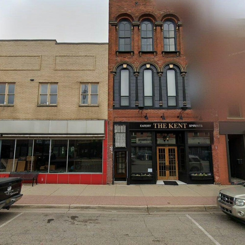 Three Rivers restaurant pairs weekday dining with monthly communal dinners