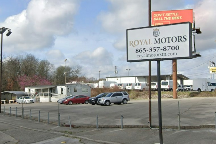 Two Masked Women Rob Knoxville Car Dealership at Gunpoint, Vanish