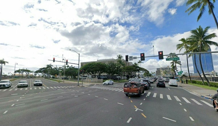 Two Seriously Hurt as Car Slams Into Tree on Ala Moana Boulevard