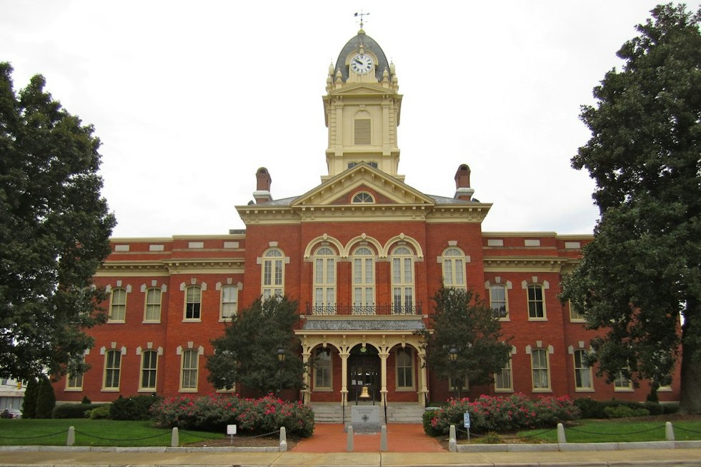 Union County Courthouse Bans Cell Phones, Leaves Visitors Locked Out and Fuming