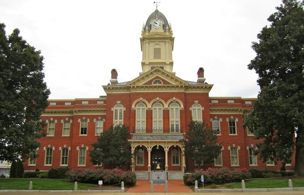 Union County Courthouse Bans Cell Phones, Leaves Visitors Locked Out and Fuming