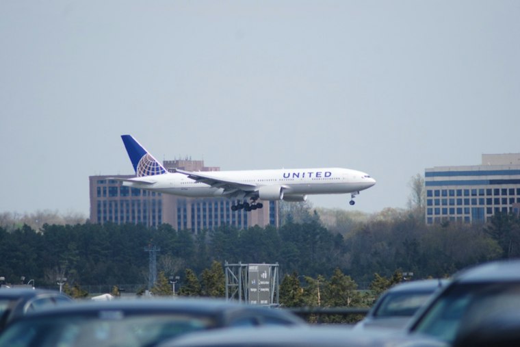 United Flight Hits Severe Turbulence Over LA, Injures Several Attendants