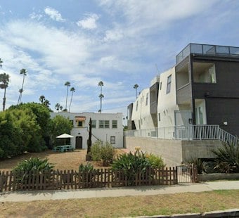 Venice Duo of Homes Could Make Way for 12-Unit Building on Oakwood Ave