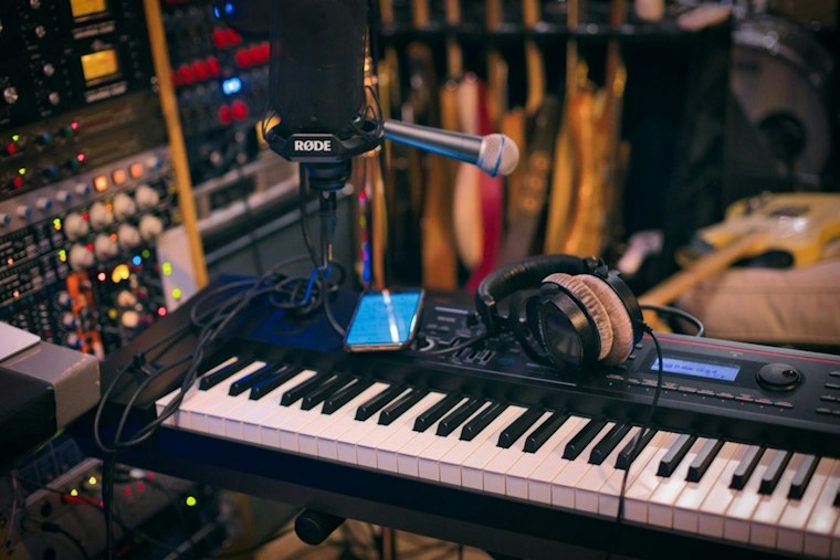 West Hartford Retiree, 77, Lands Record Deal After Knee Surgery Reboots His Music Career