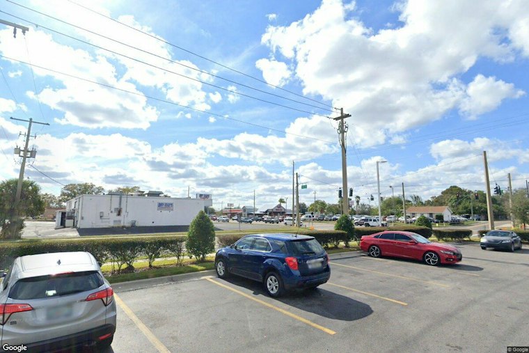 Winter Haven Man Pays for iPad With $500 in Fake Bills, Vanishes in White Tesla