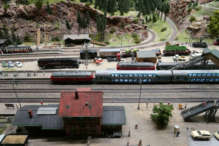 York Expo Center Hosts Massive Train Fair, Draws Collector Who First Came in 1975