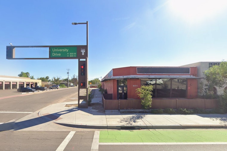 ASU Crowd Packs Tempe Smokehouse For Texas Brisket And Tandoori Turkey